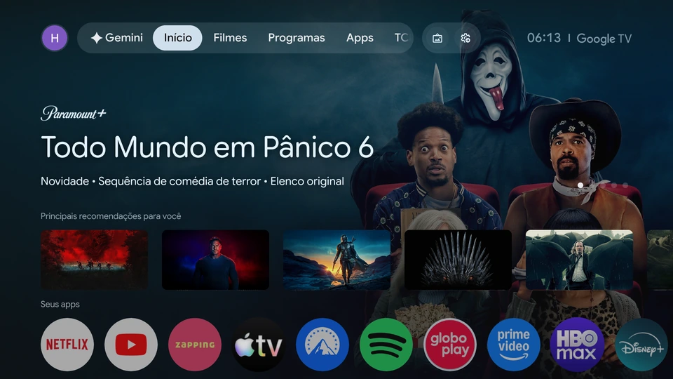 Antes: tela inicial de fábrica da Google TV com um banner de propaganda de filme e recomendações